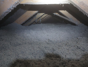 Zateplení stropu a šikmin podkroví pomocí foukané izolace